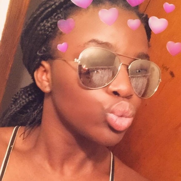 Profile Picture of Esther Clementine (@clementinesther) on Poshmark