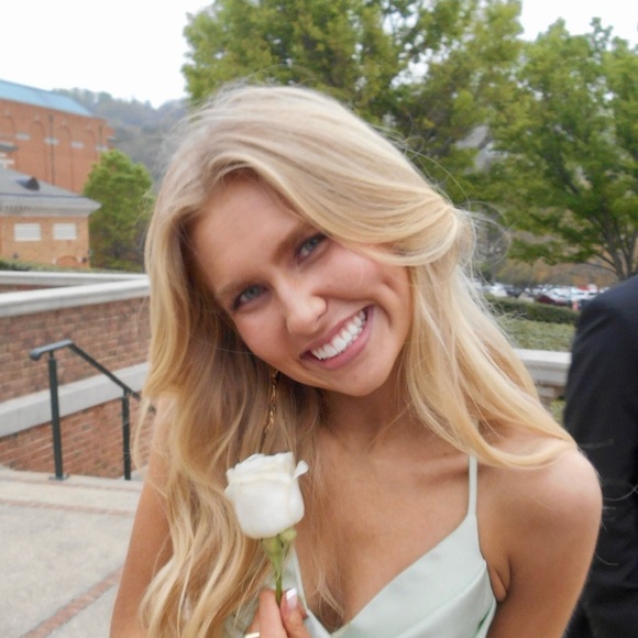 Profile Picture of Vivian Newton (@vivian_newton) on Poshmark