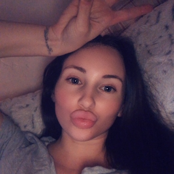 Profile Picture of Allie Tuminaro (@allietuminaro) on Poshmark