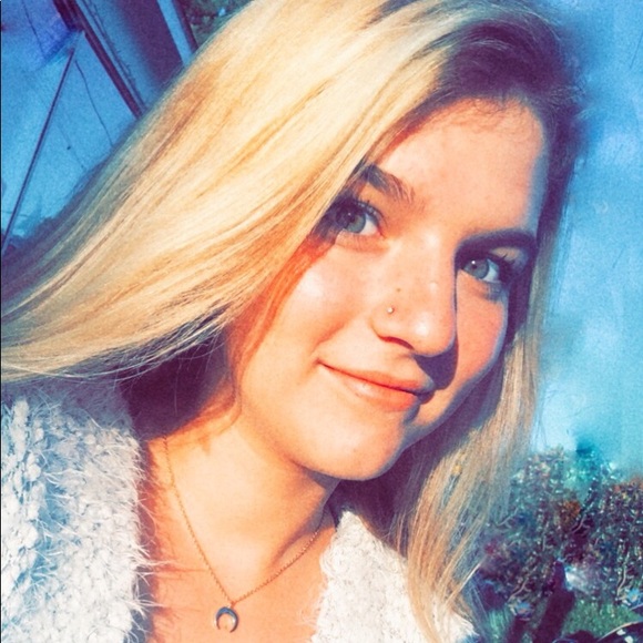 Profile Picture of Libbey Hartung (@libbey525) on Poshmark