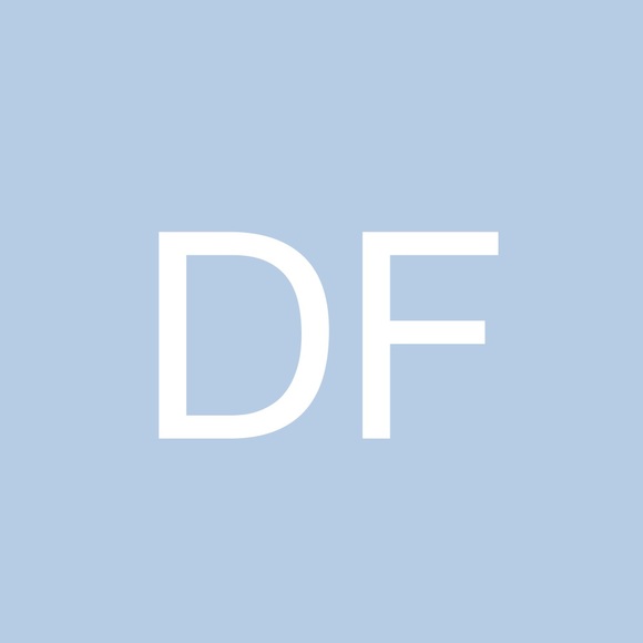 Profile Picture of Danielle Furlong (@yapled) on Poshmark