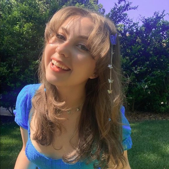 Profile Picture of Alexa Robbins (@alexarobb16) on Poshmark