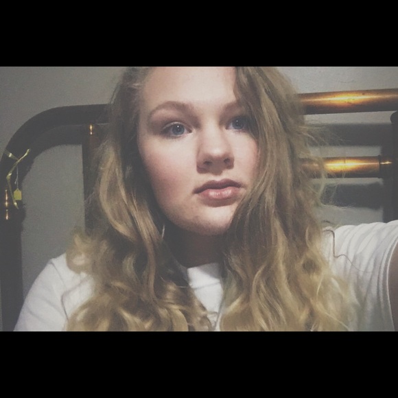 Profile Picture of Catie Suckow (@catiesuckow) on Poshmark