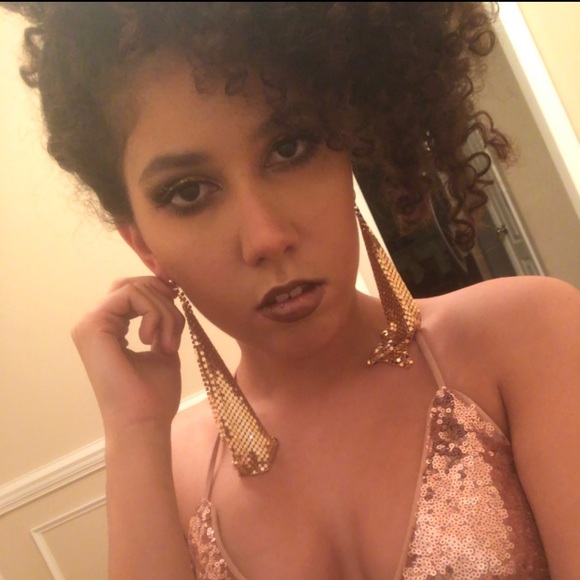 Profile Picture of Gabriella Alband (@gabriellary785) on Poshmark