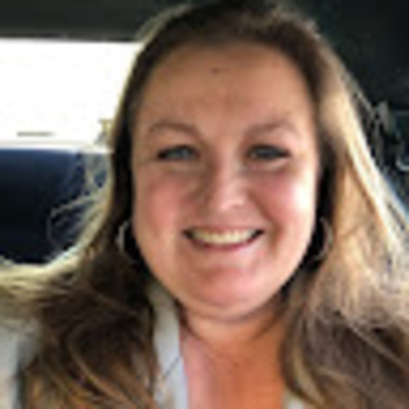 Profile Picture of Katie Loescher (@ktloescher) on Poshmark