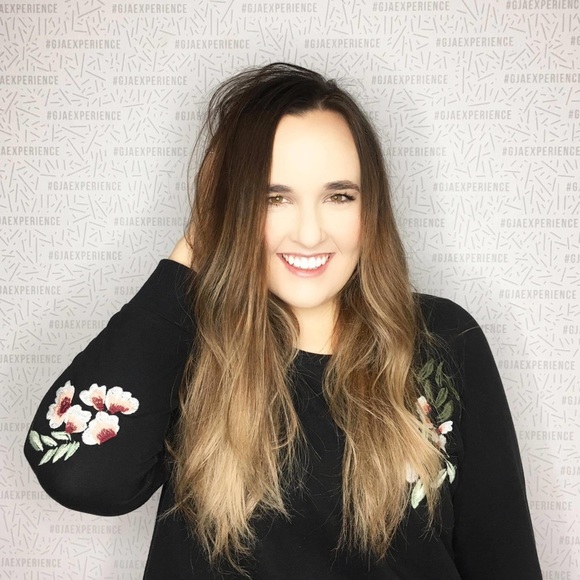 Profile Picture of Amber Bacon (@amberbcn) on Poshmark