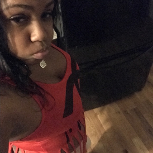Profile Picture of Tina Weems (@ttweems) on Poshmark