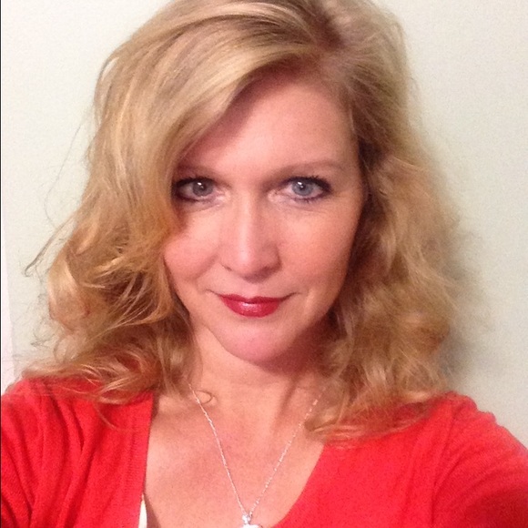 Profile Picture of Suzanne Celdran (@sceldran) on Poshmark