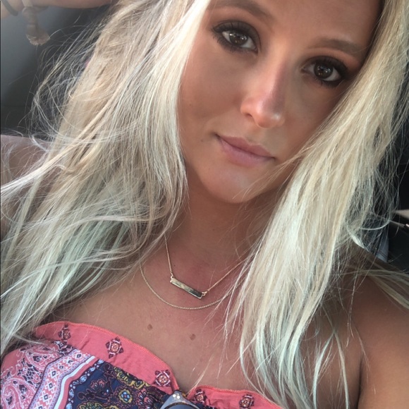 Profile Picture of Allison Sinclair (@alleeeson) on Poshmark