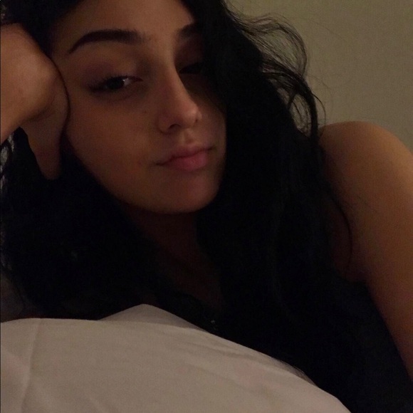 Profile Picture of Val Alvarez (@valisa1017) on Poshmark