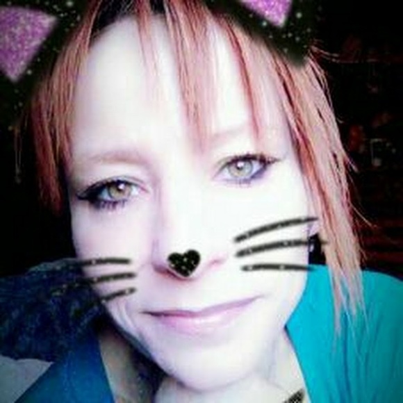 Profile Picture of Mandy Heller (@ladawn987) on Poshmark