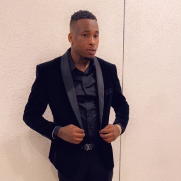 Profile Picture of Howard Whitfield (@whitfield1212) on Poshmark