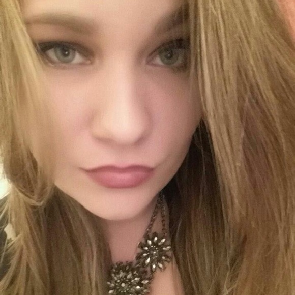 Profile Picture of Tori Worsley (@toriworz8109) on Poshmark