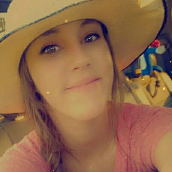 Profile Picture of Haley Linkous (@linkoushaley8) on Poshmark