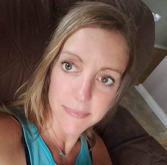 Profile Picture of Angi Eiring (@need2bfitt) on Poshmark