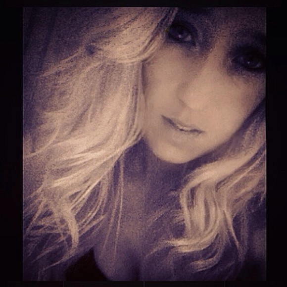 Profile Picture of Alice Anderson (@aliceanderson42) on Poshmark