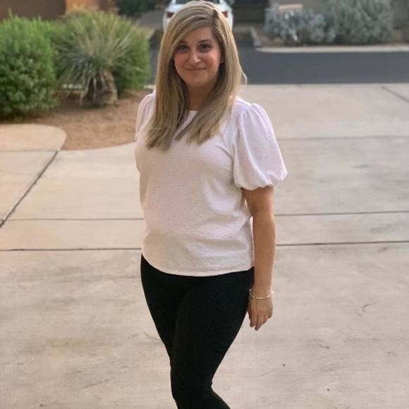 Profile Picture of Carly Weis (@cmw288) on Poshmark