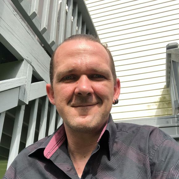 Profile Picture of Dave Richards (@richards80) on Poshmark