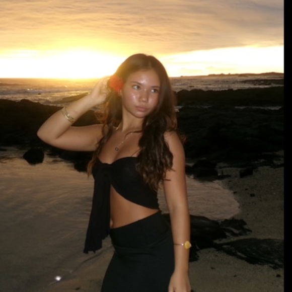 Profile Picture of Leina Ahnee (@leinaahnee) on Poshmark