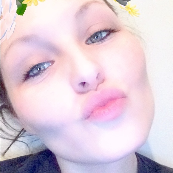 Profile Picture of Jessica Stull (@jess_nicole9606) on Poshmark