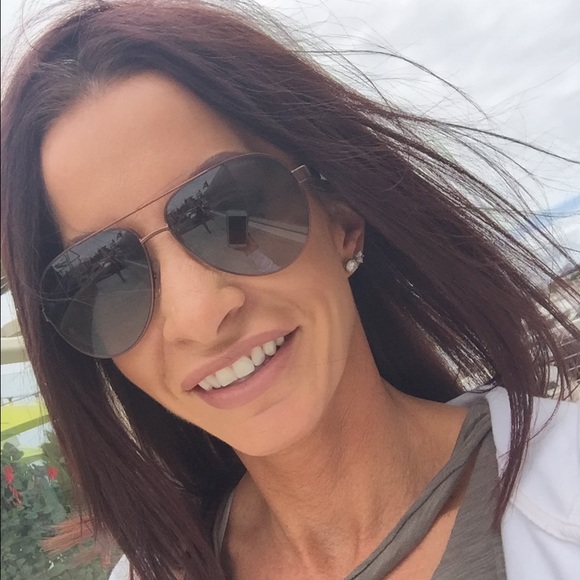 Profile Picture of Lindsay Jarvis (@lindzej) on Poshmark