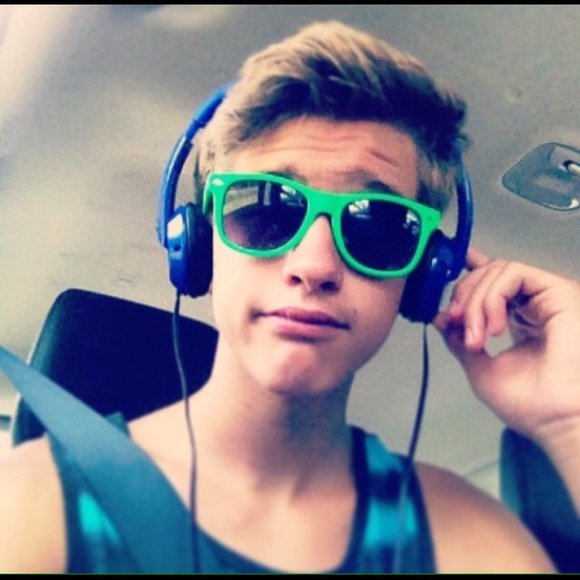 Profile Picture of Gavin Bates (@gav_bates) on Poshmark