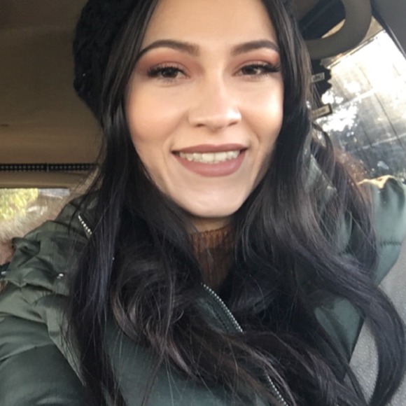 Profile Picture of Julia Sampson (@juliajansam) on Poshmark