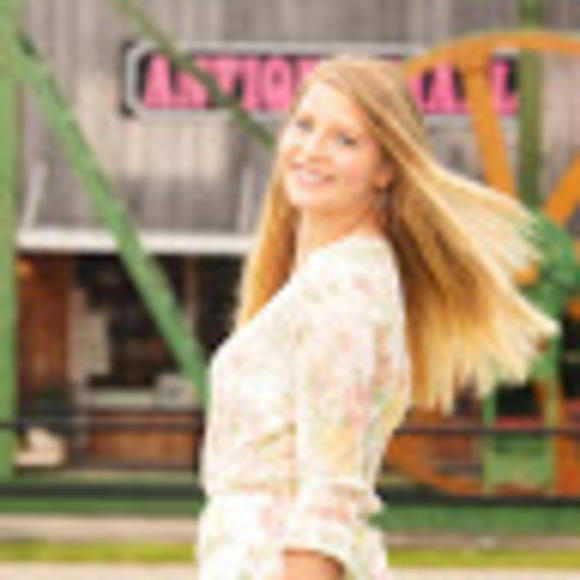 Profile Picture of Caitlyn Mackey (@caiiitlllynnn) on Poshmark