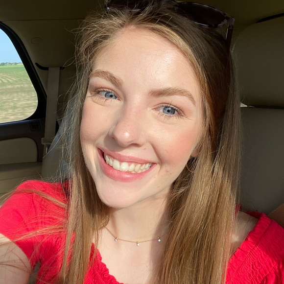 Profile Picture of Elise Brewer (@elisebrewer6) on Poshmark