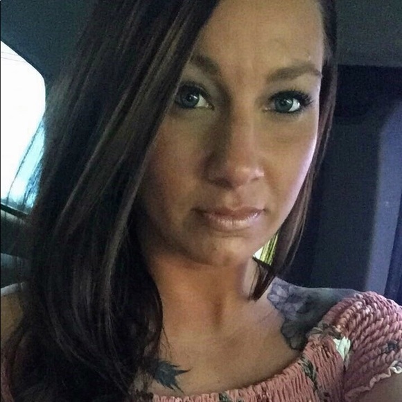 Profile Picture of Amber Gillum (@anicoleg7) on Poshmark