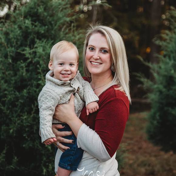 Profile Picture of Kelly Commenator (@kelcom89) on Poshmark