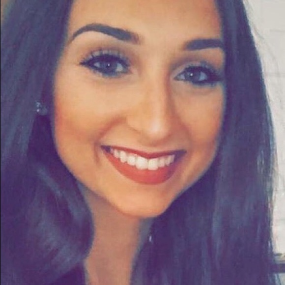 Profile Picture of Thea Charnas (@theaaria) on Poshmark