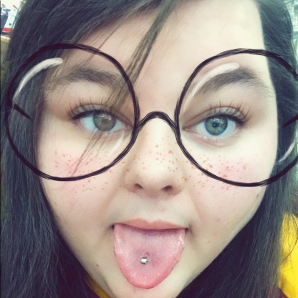 Profile Picture of Crystal Renfrow (@21cat) on Poshmark