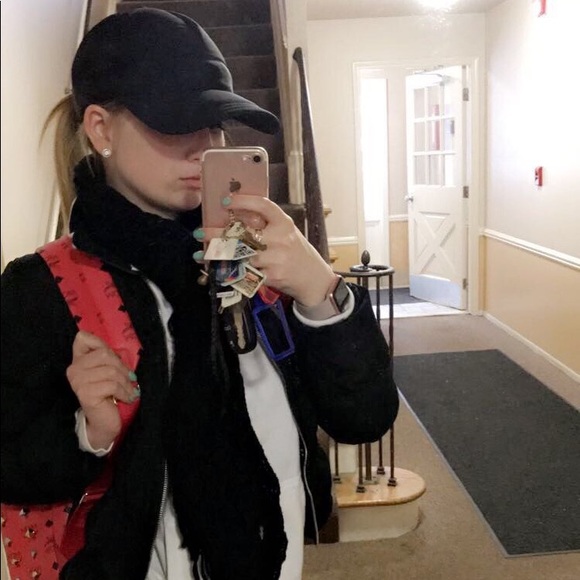 Profile Picture of Liz Bandor (@lizbandor) on Poshmark