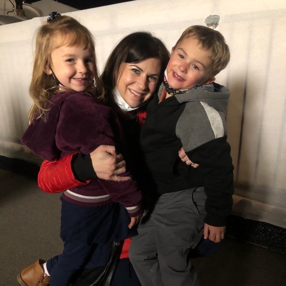 Profile Picture of Danielle Airey (@danielleairey) on Poshmark