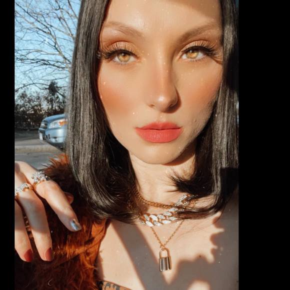 Profile Picture of Meghan Bottomley (@meghanbottomley) on Poshmark
