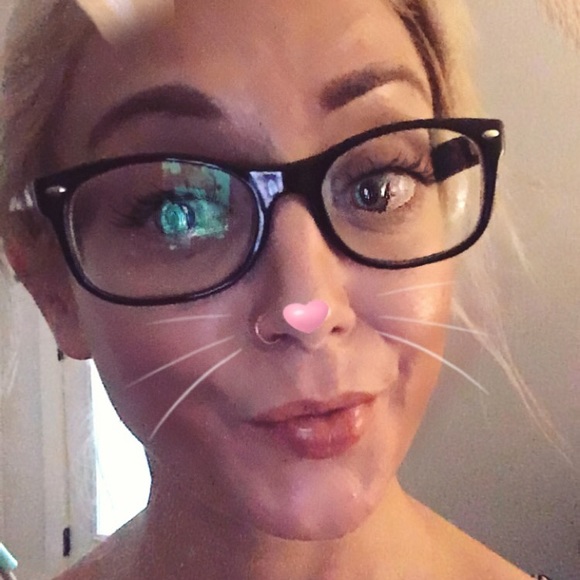Profile Picture of Candy Moore (@candyland405) on Poshmark
