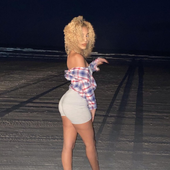 Profile Picture of Ashley Lombert (@ashley_lombert) on Poshmark