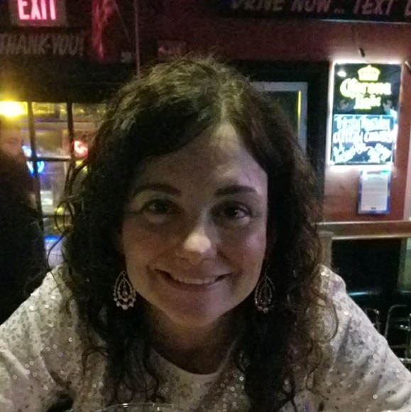 Profile Picture of Kerry Cimaglia (@kerrycimag) on Poshmark