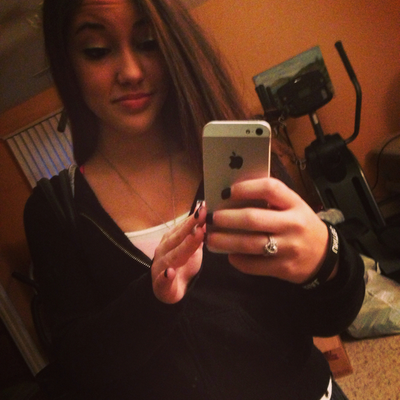 Profile Picture of Gabriella Lamanna (@gaablamannax15) on Poshmark