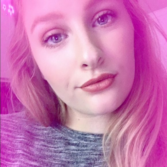 Profile Picture of Mallory Anson (@malloryanson) on Poshmark