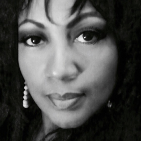 Profile Picture of Debra Hackett (@debra_hackett) on Poshmark