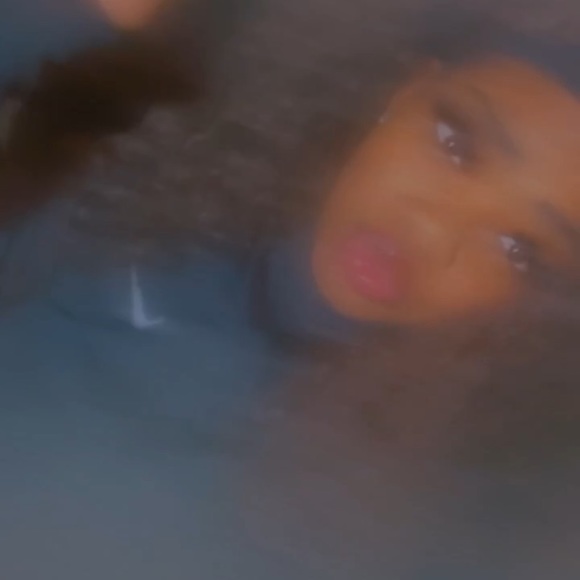 Profile Picture of Vee Gordon (@veehoezzz) on Poshmark