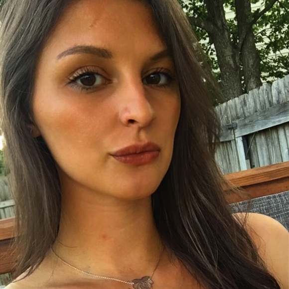 Profile Picture of Amanda Hughes (@adelro93) on Poshmark