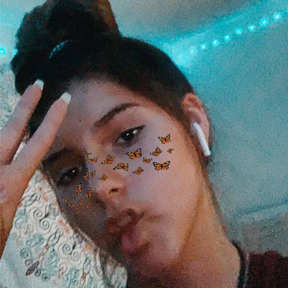 Profile Picture of Maklayn Degolier (@maklayndegolier) on Poshmark