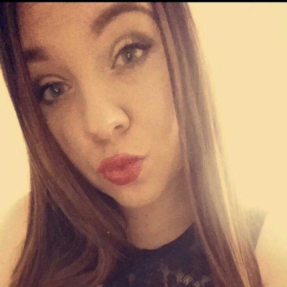 Profile Picture of Amanda Wolfe (@amandakatelyn) on Poshmark