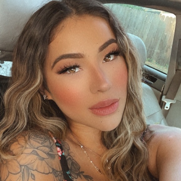 Profile Picture of Alexis Vega (@bubbless_26) on Poshmark
