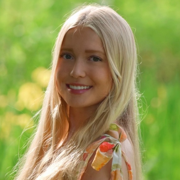 Profile Picture of Elizabeth Shaw (@shawelizabeth) on Poshmark