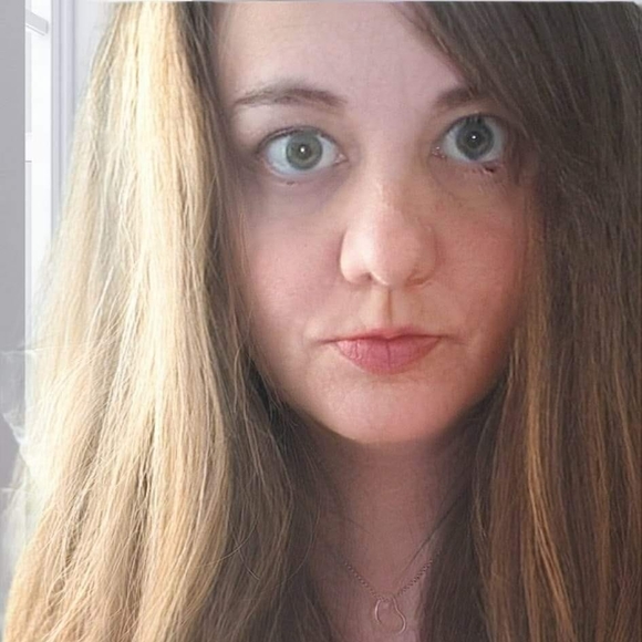 Profile Picture of Becky Comstock (@shoppindeals123) on Poshmark