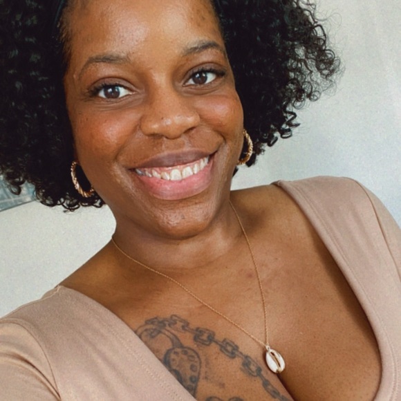 Profile Picture of Dominica Bennett (@nicanice79) on Poshmark